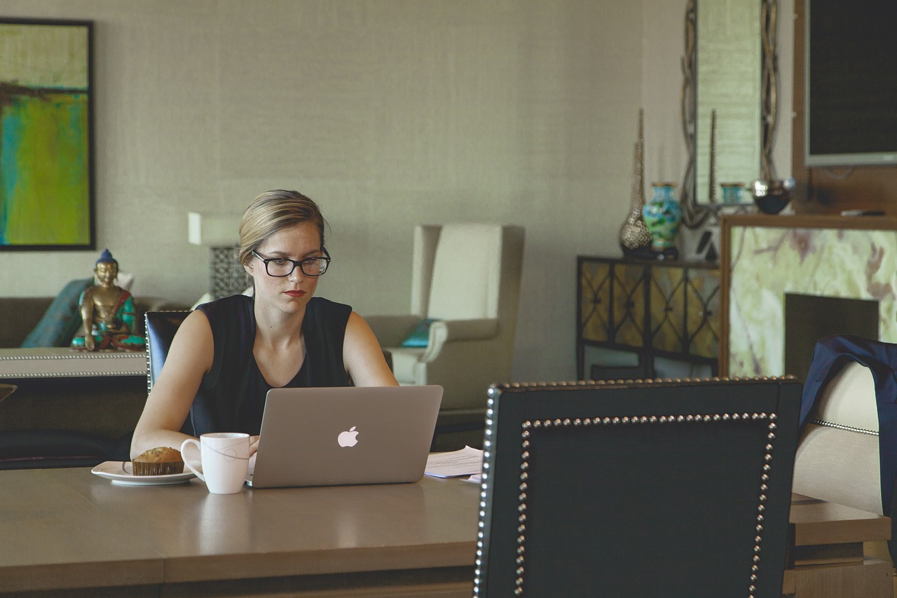 lady-on-laptop